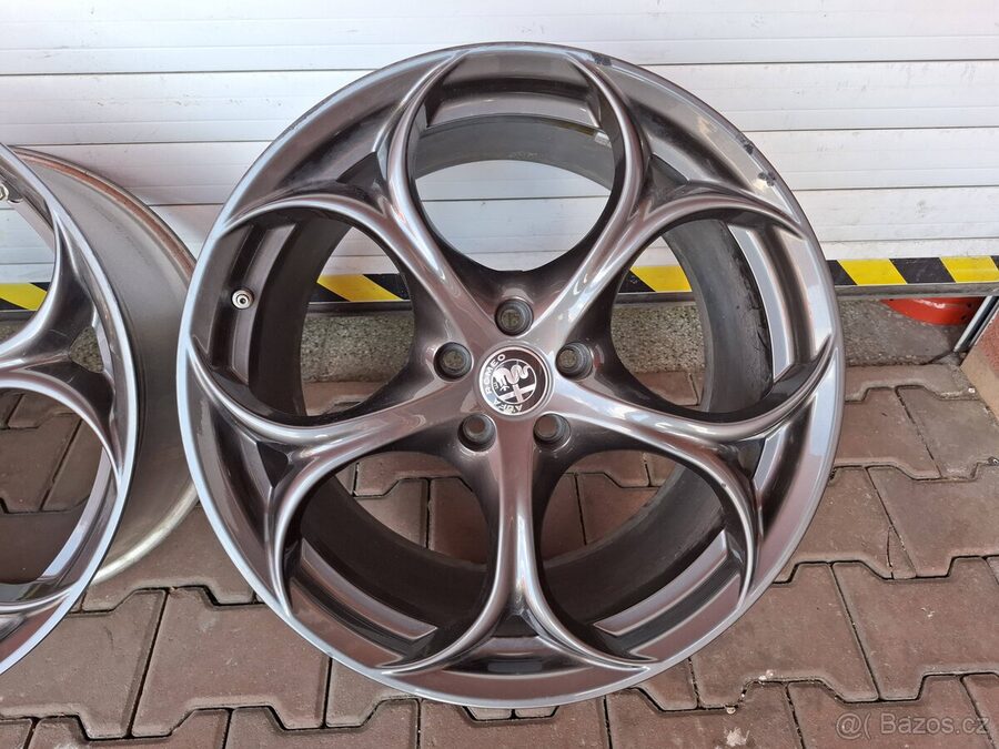 Alfa Romeo Giulia Quadrifoglio – originální alu disky 19″ – fotografie 5 z 13