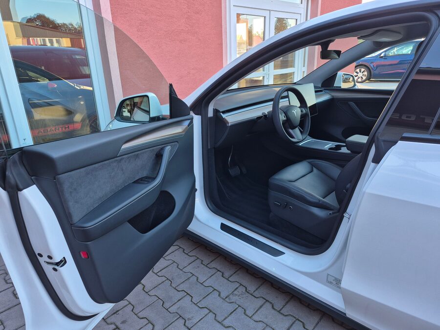 Tesla Model Y Standard Range Plus 235 kW – fotografie 13 z 28