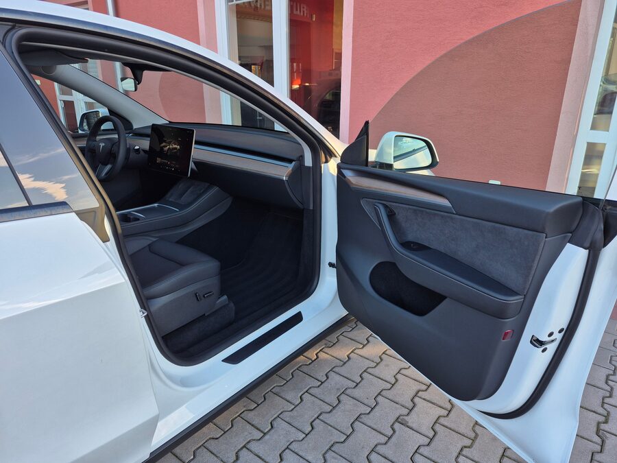 Tesla Model Y Standard Range Plus 235 kW – fotografie 16 z 28