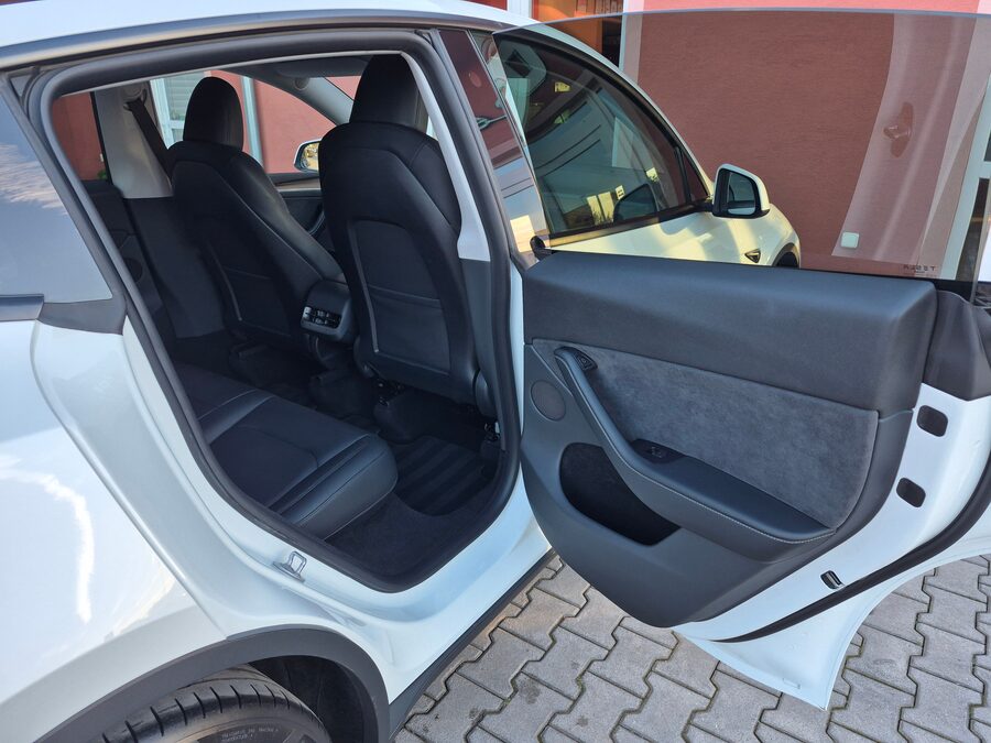 Tesla Model Y Standard Range Plus 235 kW – fotografie 18 z 28