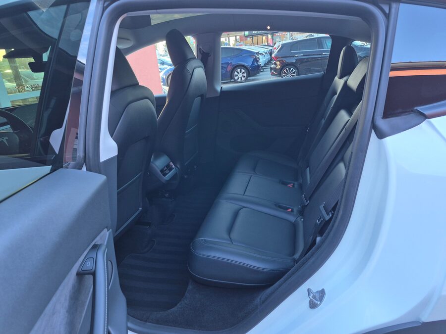 Tesla Model Y Standard Range Plus 235 kW – fotografie 19 z 28
