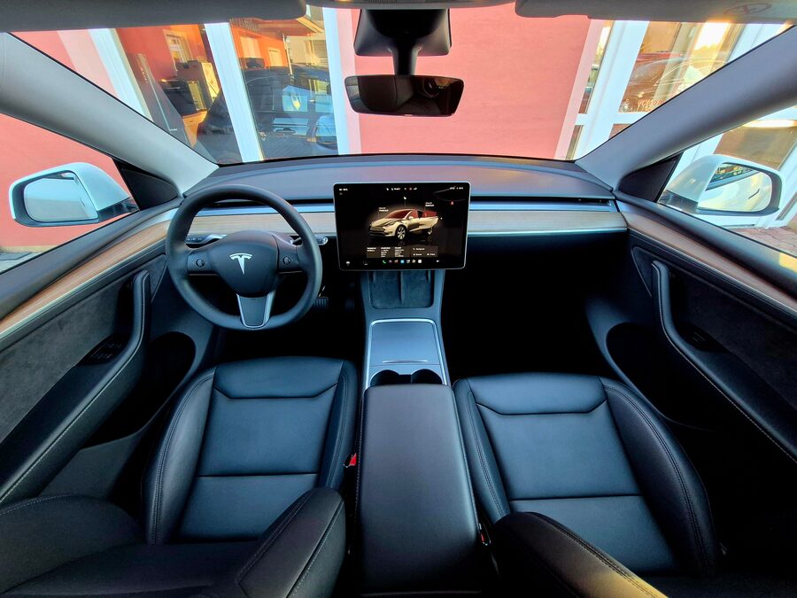 Tesla Model Y Standard Range Plus 235 kW – fotografie 21 z 28