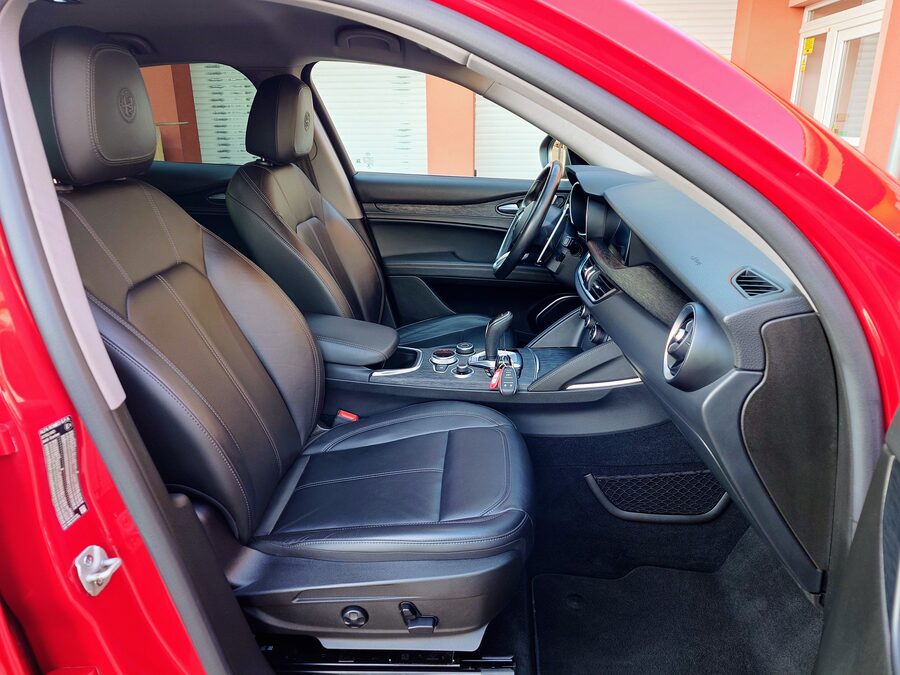 Alfa Romeo Stelvio 2.2 JTDM Q4 Business 140 kW – fotografie 13 z 26