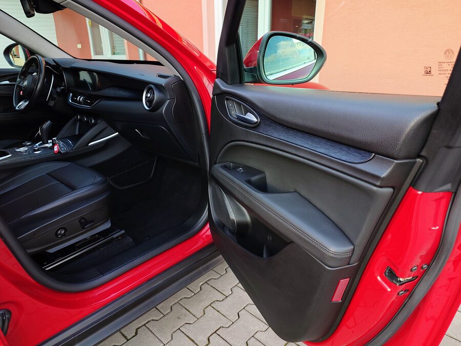 Alfa Romeo Stelvio 2.2 JTDM Q4 Business 140 kW – fotografie 14 z 26