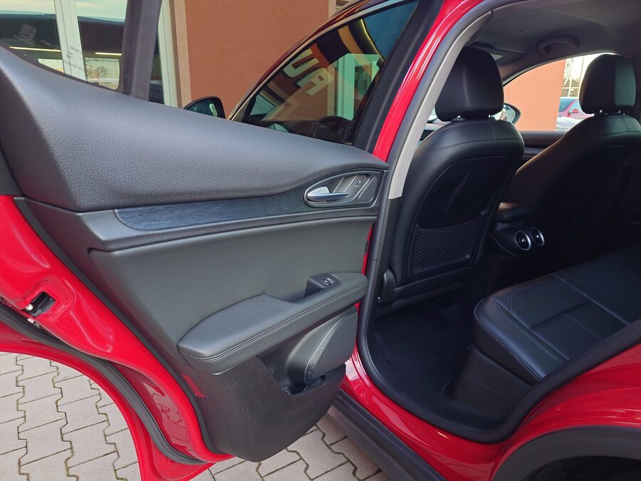 Alfa Romeo Stelvio 2.2 JTDM Q4 Business 140 kW – fotografie 16 z 26