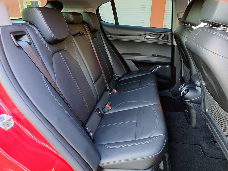 Alfa Romeo Stelvio 2.2 JTDM Q4 Business 140 kW – fotografie 17 z 26