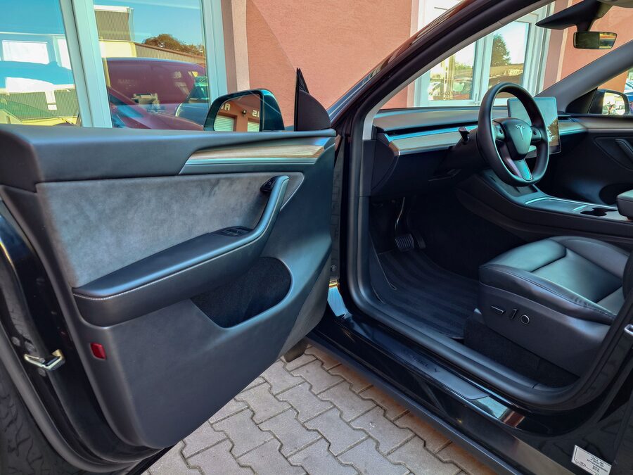 Tesla Model Y Long Range Dual Motor 378 kW, Berlín, tažné zařízení – fotografie 14 z 26