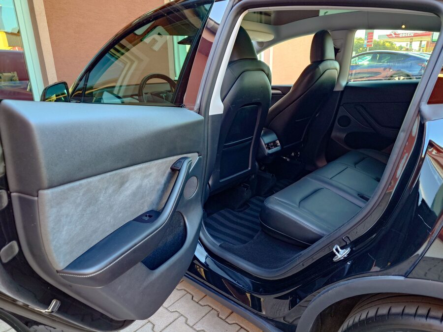 Tesla Model Y Long Range Dual Motor 378 kW, Berlín, tažné zařízení – fotografie 16 z 26