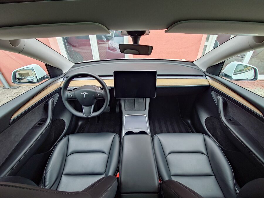 Tesla Model Y Long Range Dual Motor 378 kW – fotografie 12 z 25