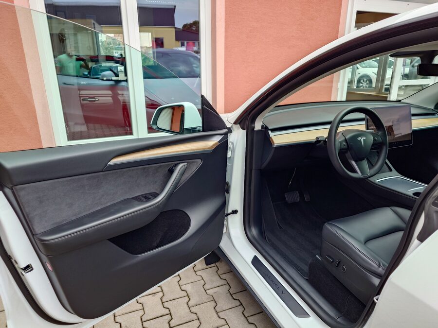 Tesla Model Y Long Range Dual Motor 378 kW – fotografie 13 z 25