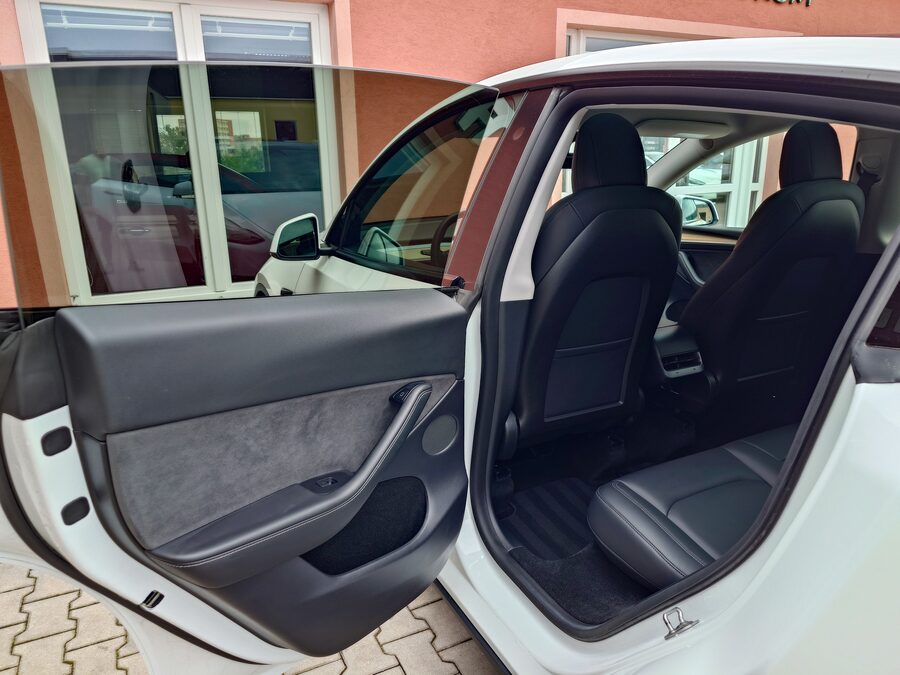 Tesla Model Y Long Range Dual Motor 378 kW – fotografie 15 z 25
