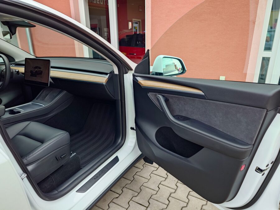 Tesla Model Y Long Range Dual Motor 378 kW – fotografie 19 z 25