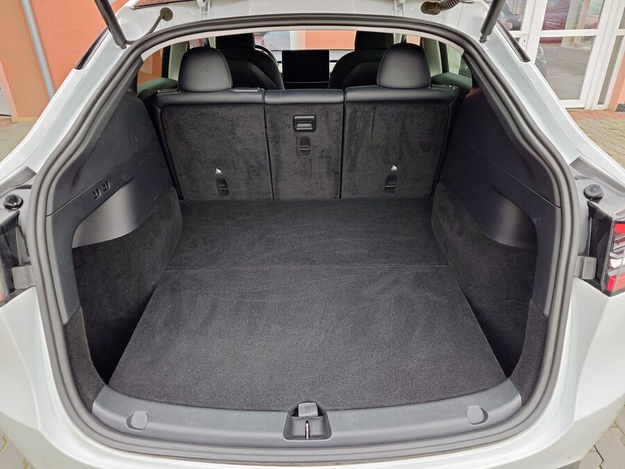 Tesla Model Y Long Range Dual Motor 378 kW – fotografie 11 z 26