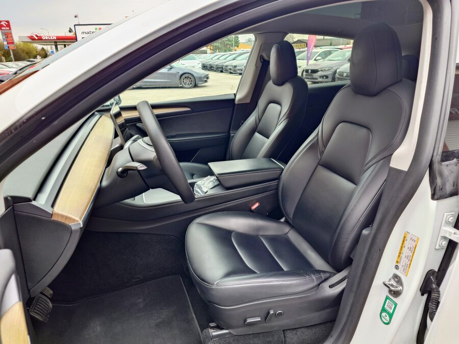 Tesla Model Y Long Range Dual Motor 378 kW – fotografie 13 z 26