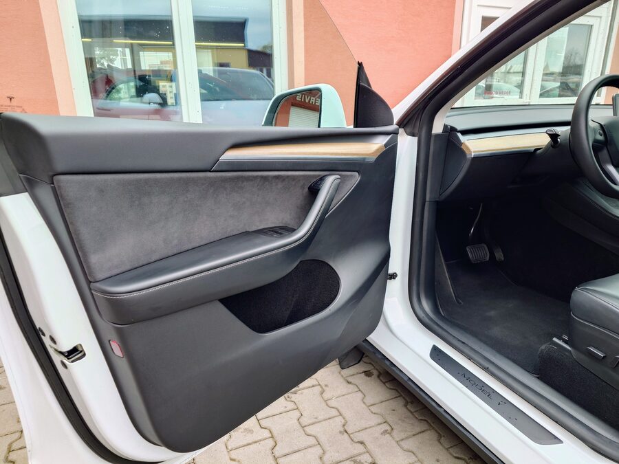 Tesla Model Y Long Range Dual Motor 378 kW – fotografie 14 z 26
