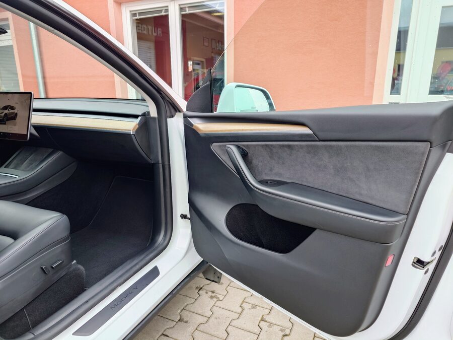 Tesla Model Y Long Range Dual Motor 378 kW – fotografie 16 z 26