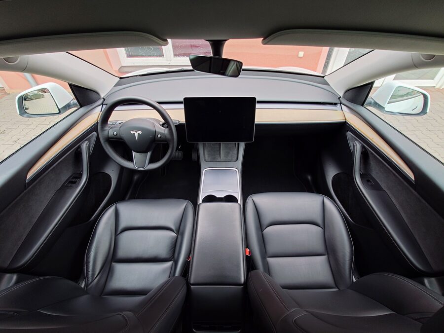 Tesla Model Y Long Range Dual Motor 378 kW – fotografie 21 z 26