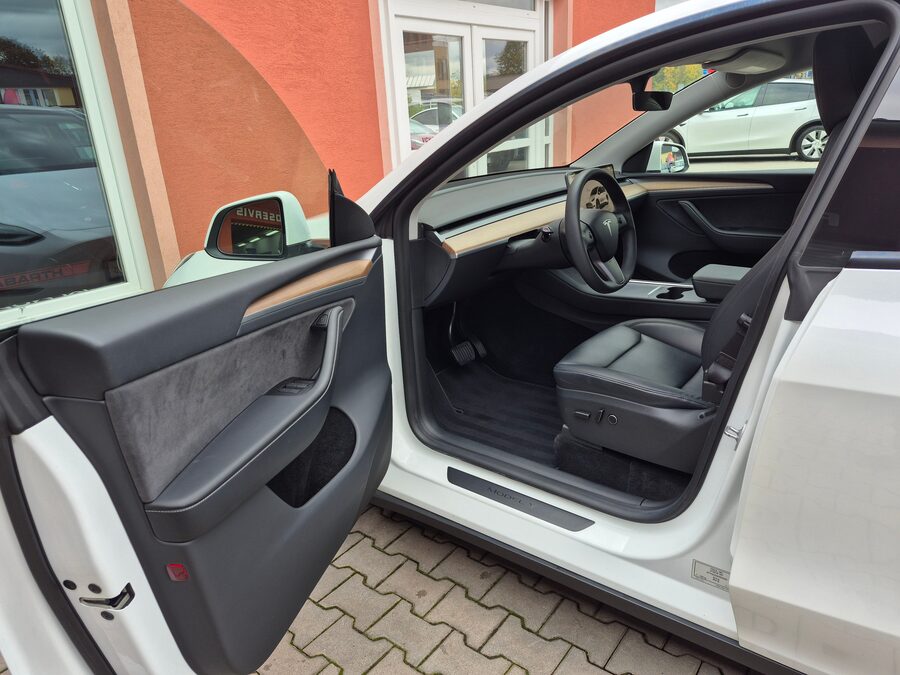 Tesla Model Y Long Range Dual Motor 378 kW, Berlín – fotografie 12 z 28
