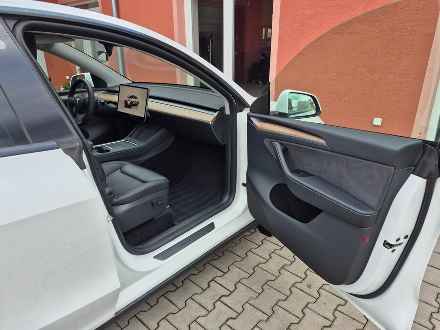 Tesla Model Y Long Range Dual Motor 378 kW, Berlín – fotografie 15 z 28
