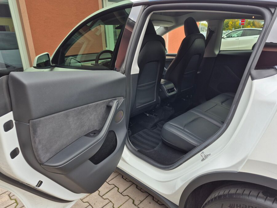 Tesla Model Y Long Range Dual Motor 378 kW, Berlín – fotografie 19 z 28
