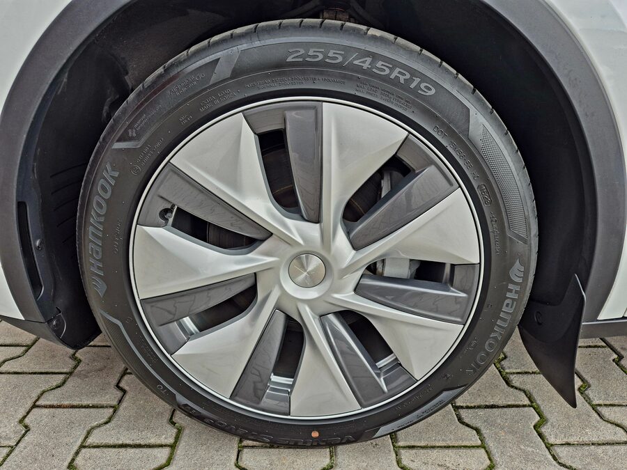 Tesla Model Y Long Range Dual Motor 378 kW, Berlín – fotografie 22 z 28