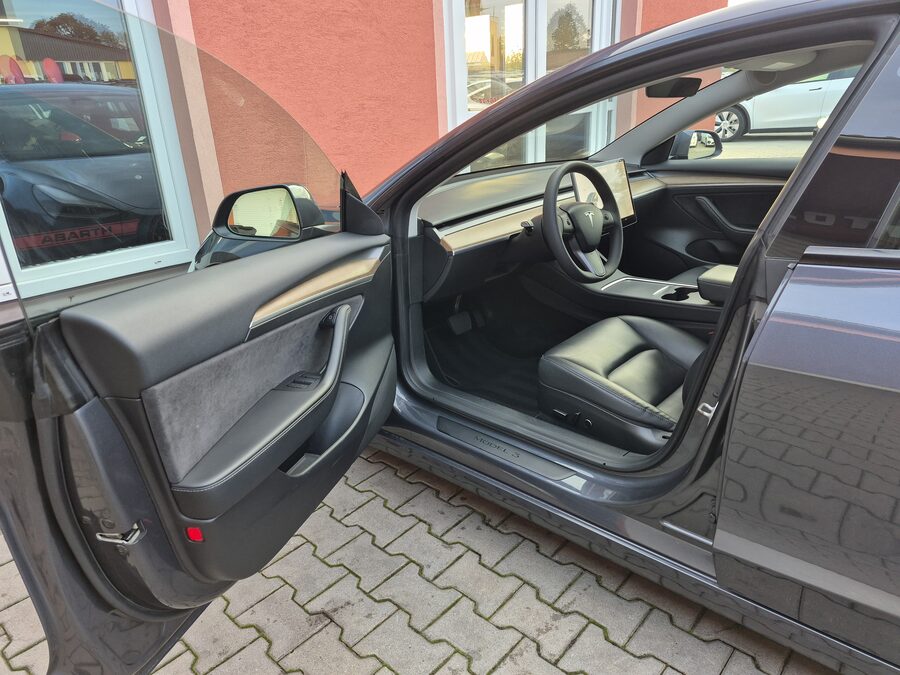 Tesla Model 3 Long Range Dual Motor 366 kW – fotografie 12 z 26