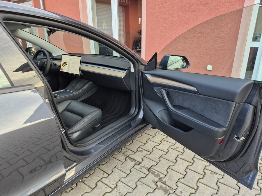 Tesla Model 3 Long Range Dual Motor 366 kW – fotografie 14 z 26