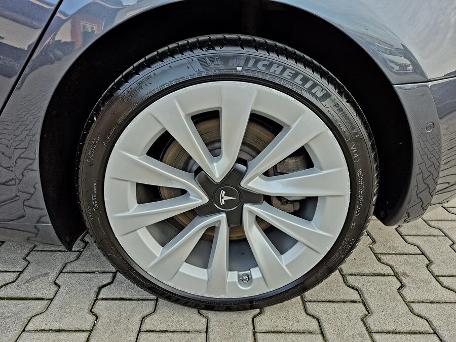 Tesla Model 3 Long Range Dual Motor 366 kW – fotografie 21 z 26