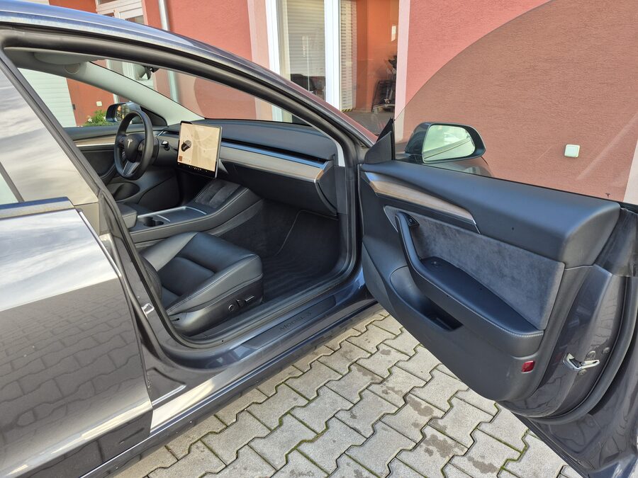 Tesla Model 3 Long Range Dual Motor 366 kW – fotografie 15 z 26