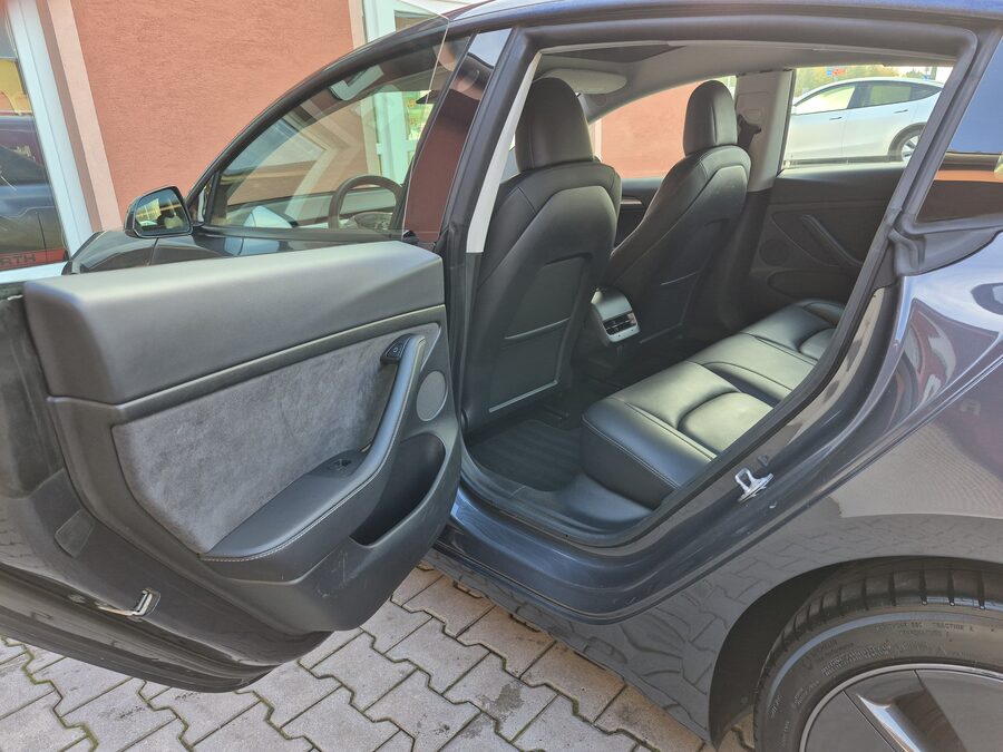 Tesla Model 3 Long Range Dual Motor 366 kW – fotografie 18 z 26