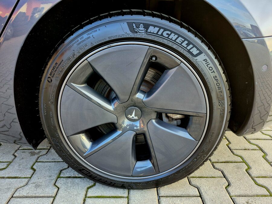 Tesla Model 3 Long Range Dual Motor 366 kW – fotografie 20 z 26