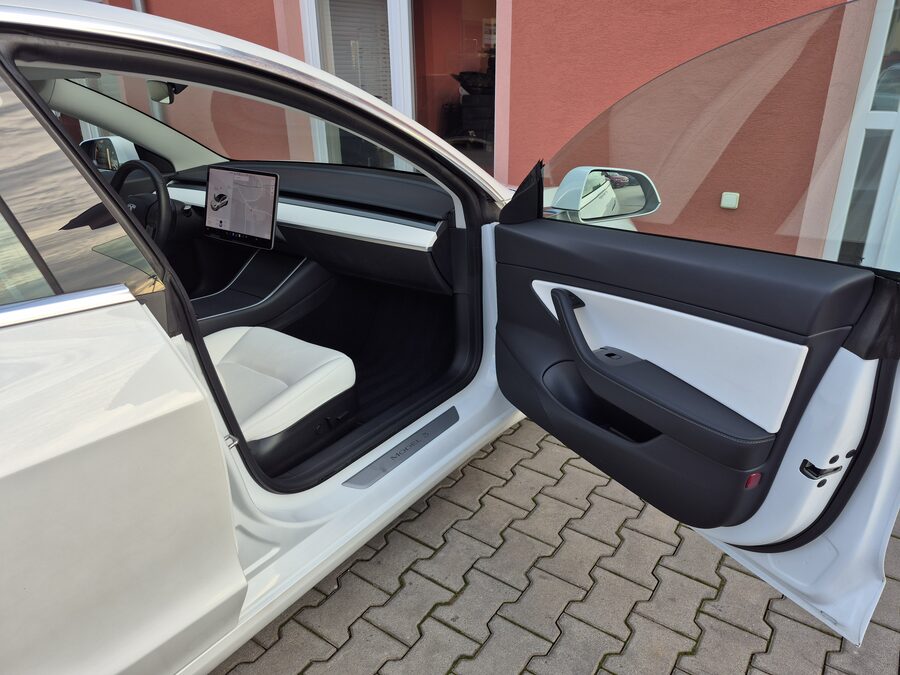 Tesla Model 3 Long Range Dual Motor 350 kW – fotografie 13 z 26