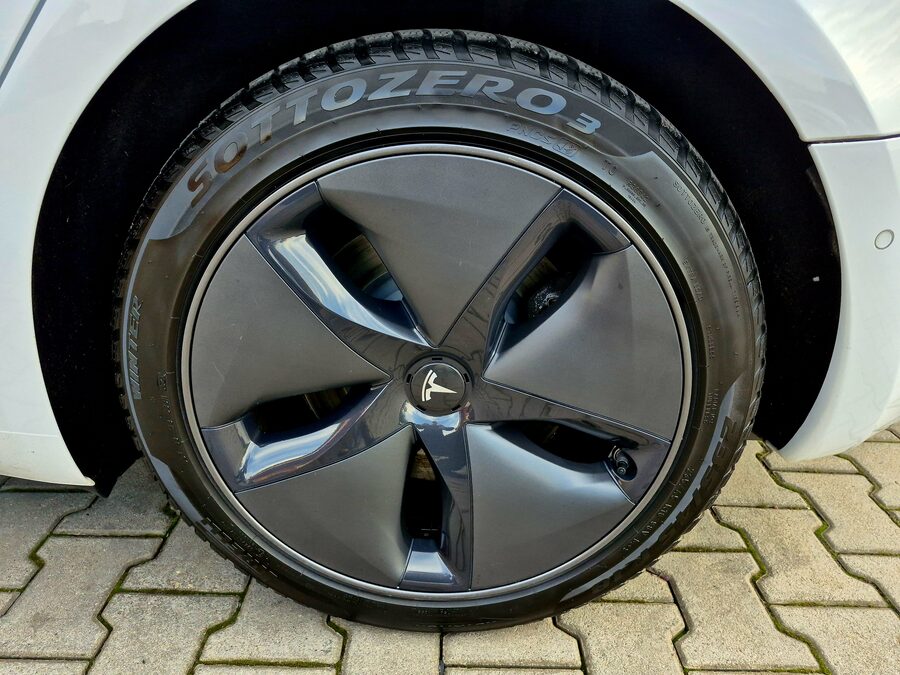 Tesla Model 3 Long Range Dual Motor 350 kW – fotografie 22 z 26