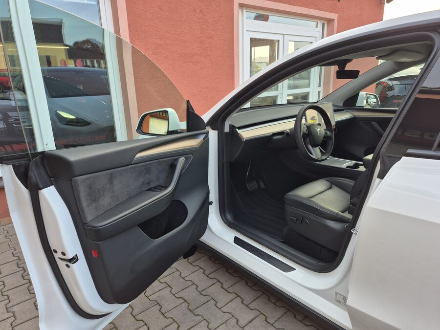 Tesla Model Y Long Range Dual Motor, Berlín, tažné zařízení – fotografie 12 z 28