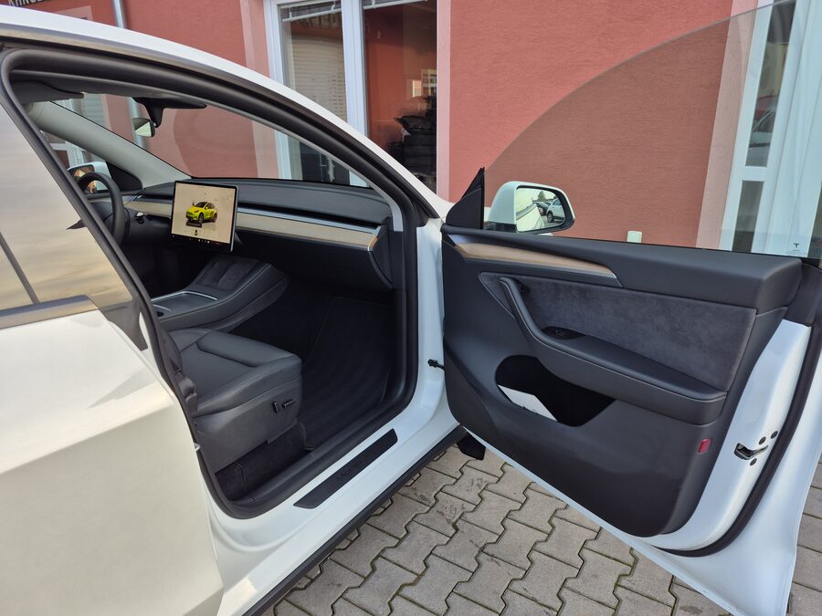 Tesla Model Y Long Range Dual Motor, Berlín, tažné zařízení – fotografie 13 z 28