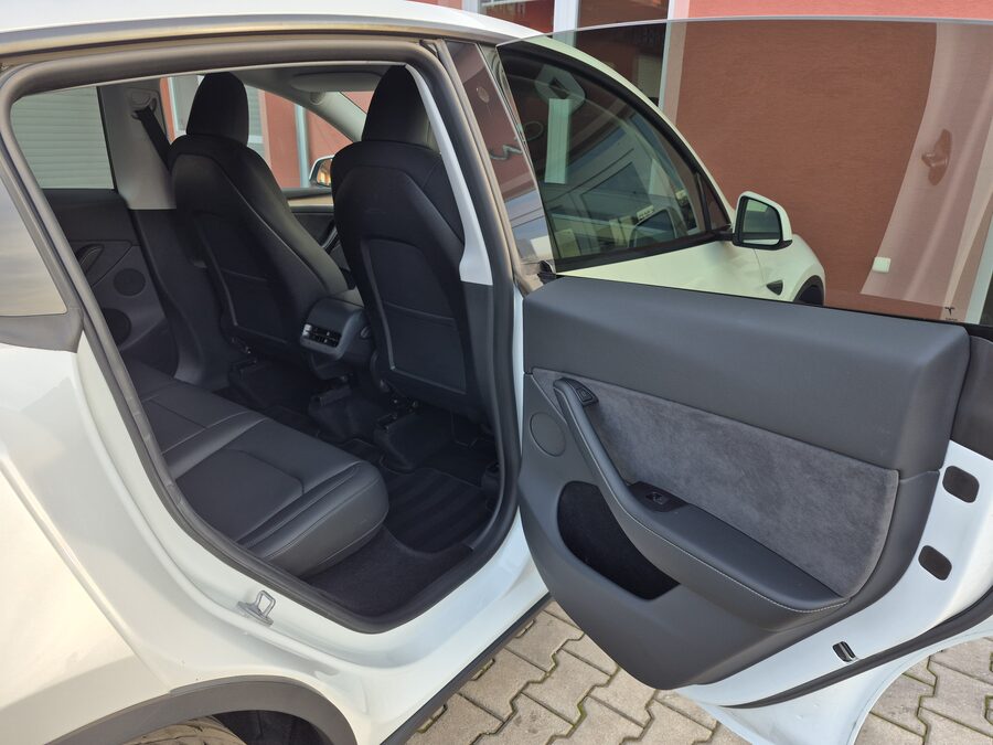 Tesla Model Y Long Range Dual Motor, Berlín, tažné zařízení – fotografie 14 z 28