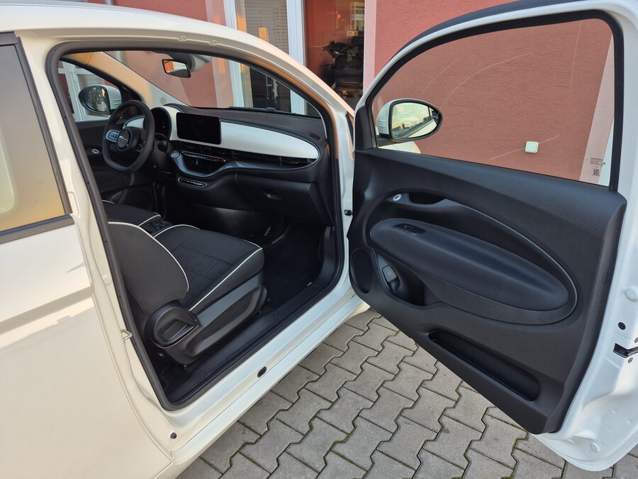 Fiat 500E 87 kW / 42 kWh ICON – fotografie 14 z 23