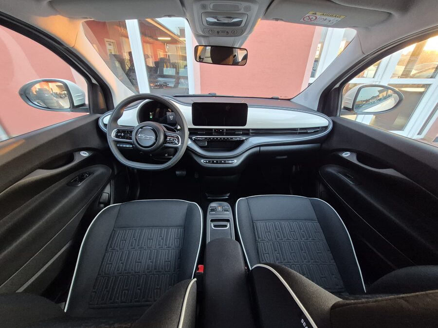Fiat 500E 87 kW / 42 kWh ICON – fotografie 17 z 23