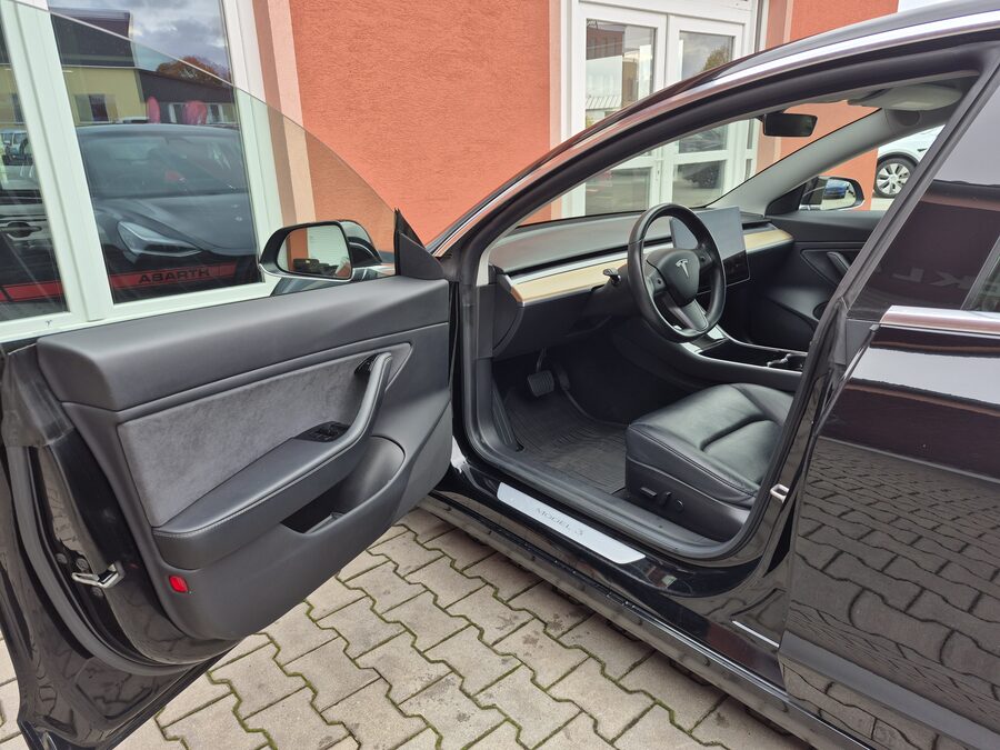 Tesla Model 3 Standard Range Plus 225 kW – fotografie 12 z 25