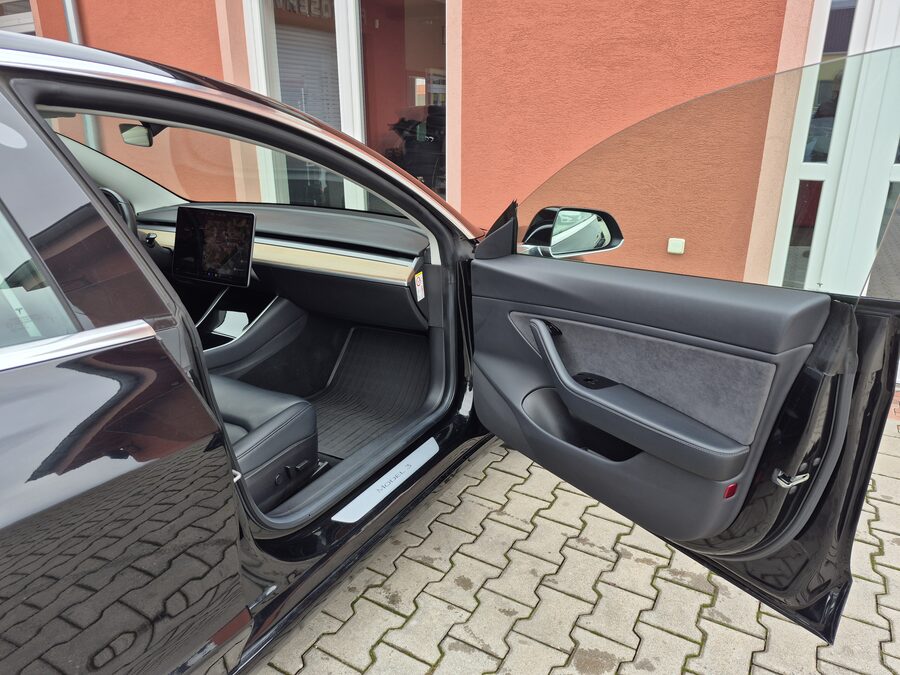 Tesla Model 3 Standard Range Plus 225 kW – fotografie 14 z 25