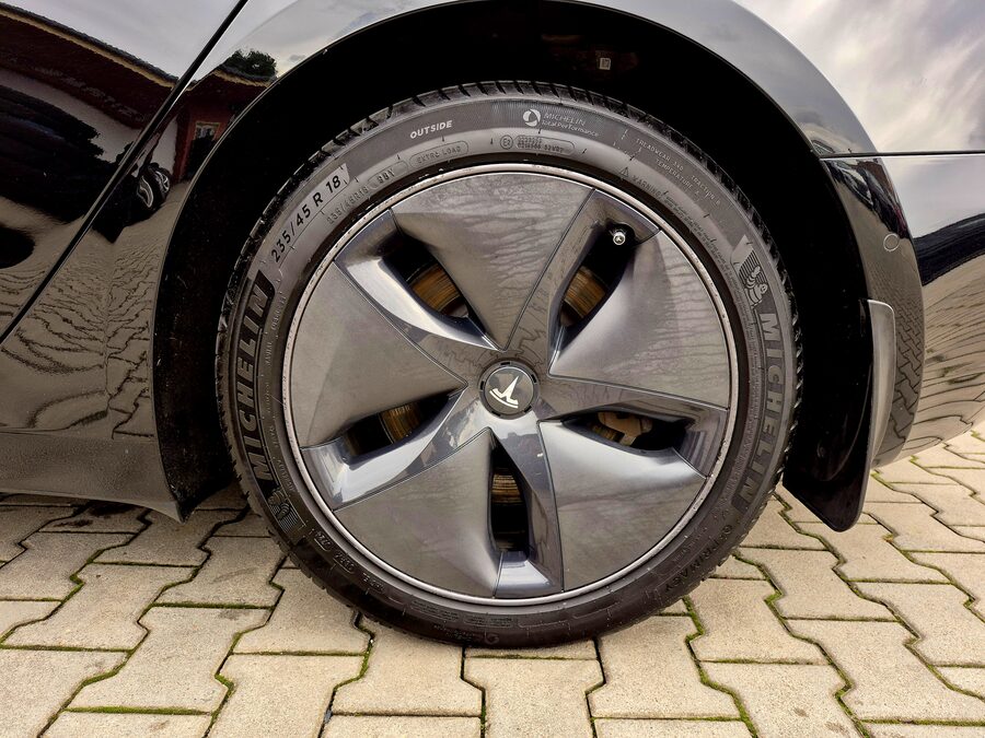 Tesla Model 3 Standard Range Plus 225 kW – fotografie 21 z 25