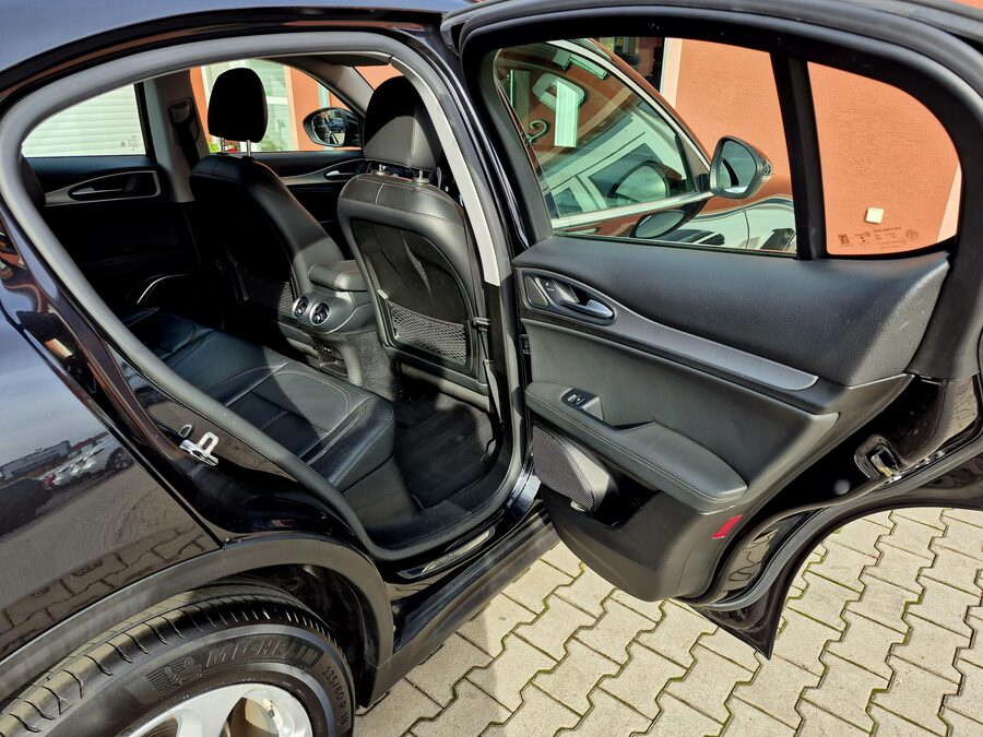 Alfa Romeo Stelvio 2.2 JTDM Super 132 kW – fotografie 16 z 24