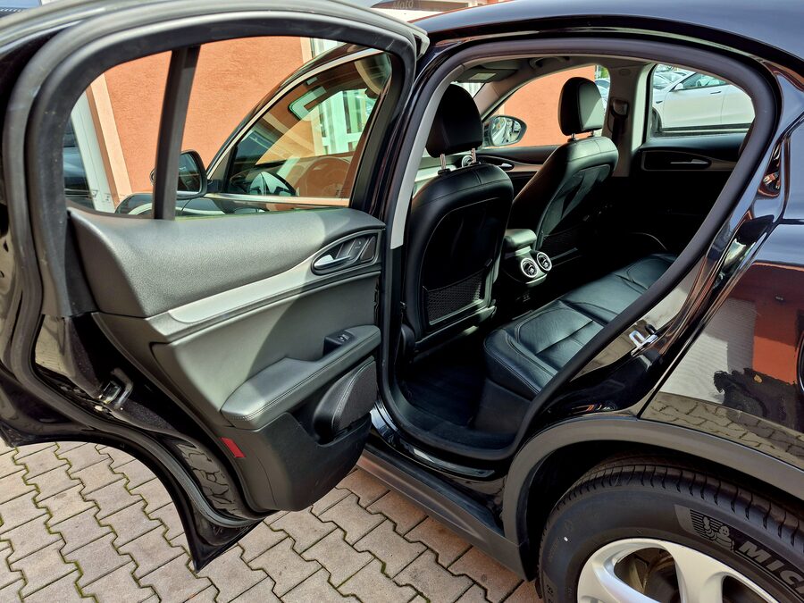 Alfa Romeo Stelvio 2.2 JTDM Super 132 kW – fotografie 18 z 24