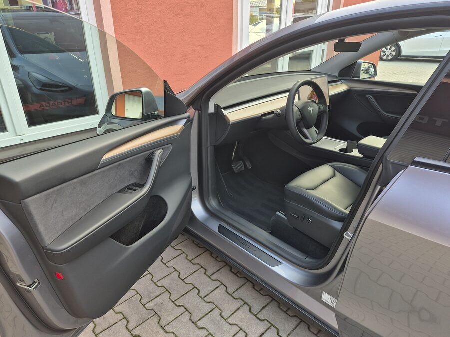 Tesla Model Y Long Range Dual Motor, Berlín, tažné zařízení – fotografie 11 z 27