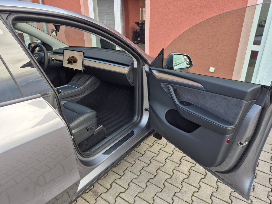 Tesla Model Y Long Range Dual Motor, Berlín, tažné zařízení – fotografie 14 z 27