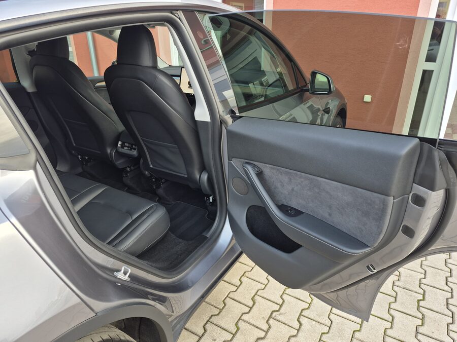 Tesla Model Y Long Range Dual Motor, Berlín, tažné zařízení – fotografie 16 z 27