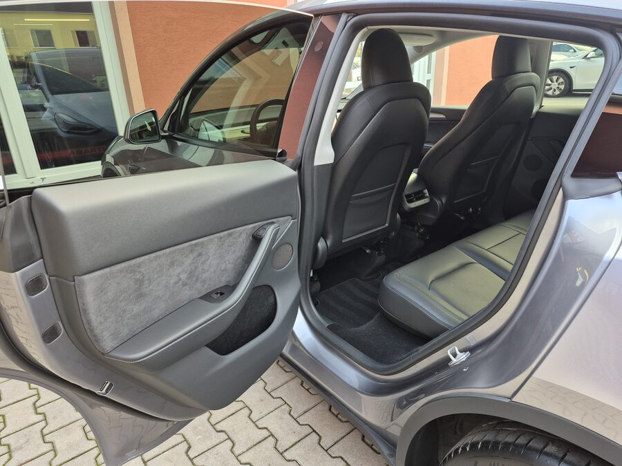Tesla Model Y Long Range Dual Motor, Berlín, tažné zařízení – fotografie 18 z 27