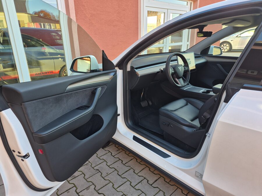 Tesla Model Y Long Range Dual Motor 378 kW, Berlín, tažné zařízení – fotografie 12 z 26