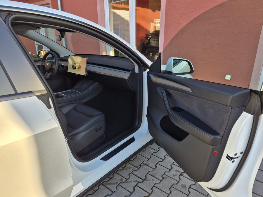 Tesla Model Y Long Range Dual Motor 378 kW, Berlín, tažné zařízení – fotografie 14 z 26