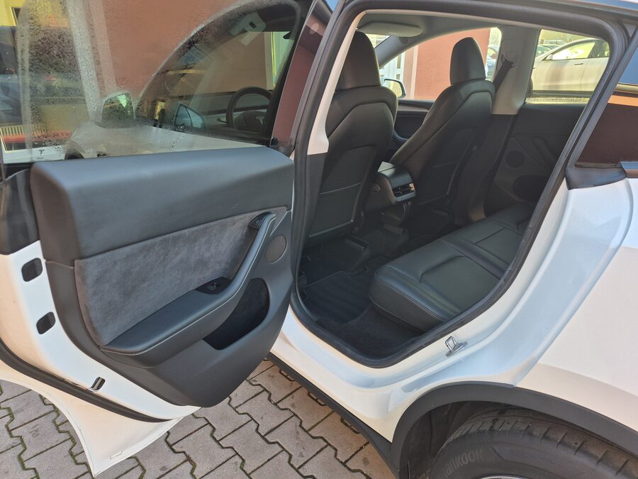 Tesla Model Y Long Range Dual Motor 378 kW, Berlín, tažné zařízení – fotografie 18 z 26